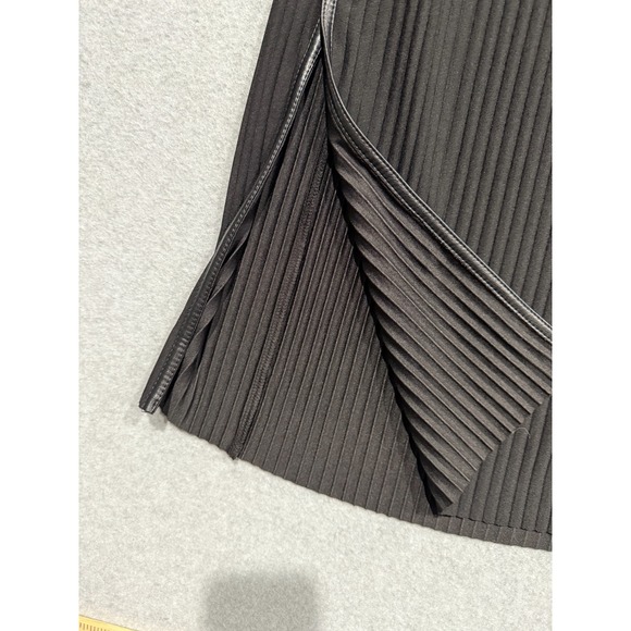 Marc New York Andrew Marc Size XS Black Accordion Faux Leather Detail Skirt - Picture 11 of 13